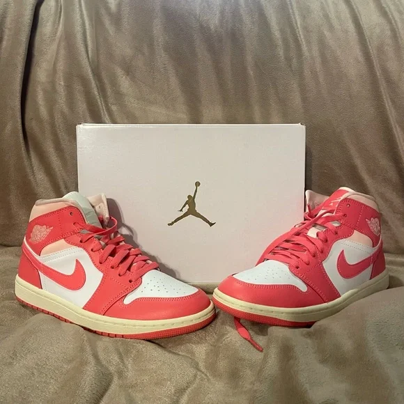 Women’s NIKE Air Jordan 1 Mid - Picture 13 of 13